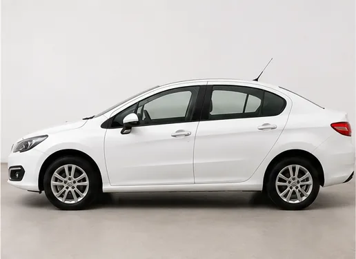 Peugeot 408 blanco de costado, con las cuatro puertas a la vista.