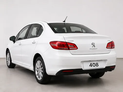 Peugeot 408 blanco de atrás, tres cuartos, con el baúl cerrado.
